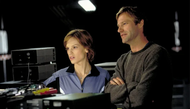 Aventura digna de Julio Verne, com Aaron Eckhart e Hilary Swank, está entre os mais vistos da Netflix