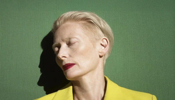 A mais nova obra-prima de Almodóvar sincroniza Tilda Swinton com Julianne Moore em melodia visceral, na Netflix