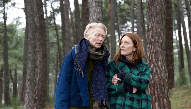 Acaba de chegar na Netflix: tesouro de Almodóvar com Tilda Swinton e Julianne Moore