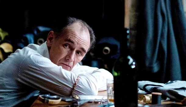 Filme na Netflix mistura Agatha Christie, Hitchcock e máfia — e já foi chamado de O Pequeno Poderoso Chefão