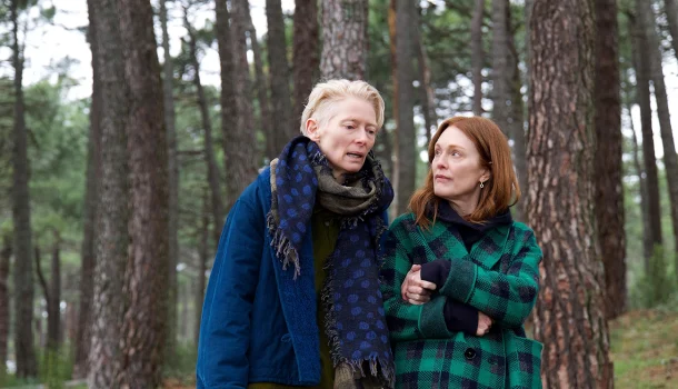 Obra-prima de Almodóvar com Tilda Swinton, premiada em Veneza, acaba de estrear na Netflix — e é imperdível