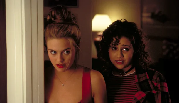 A comédia romântica mais amada dos anos 1990 está na Netflix — e ninguém te contou que era baseada em Jane Austen
