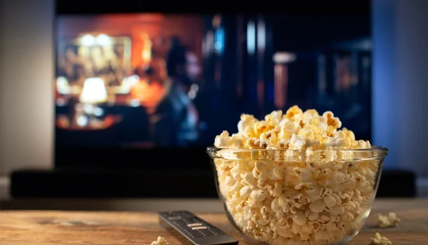 O truque secreto que deixa sua pipoca igual à do cinema — e transforma qualquer sessão da Netflix em um evento
