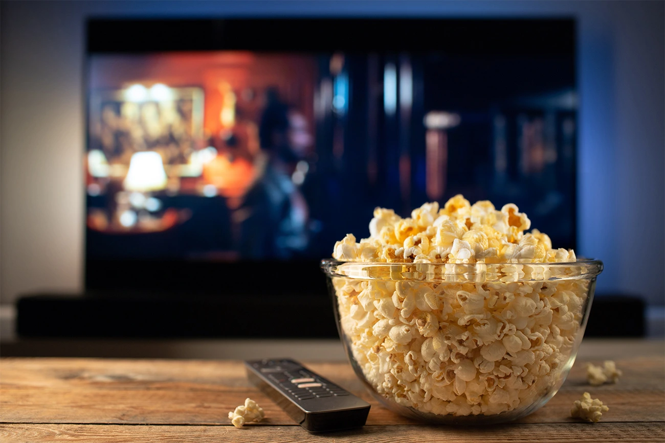 O truque secreto que deixa sua pipoca igual à do cinema — e transforma qualquer sessão da Netflix em um evento