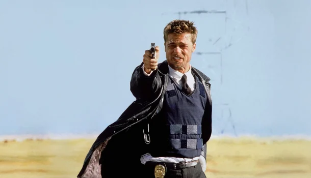 Obra-prima de David Fincher, com Brad Pitt e Morgan Freeman, vai deixar cada cena grudada para sempre na sua cabeça — na Max