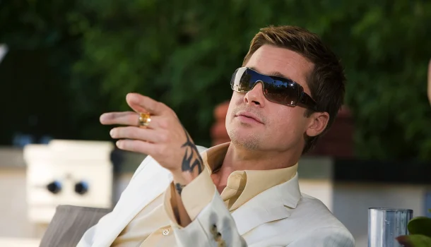 George Clooney e Brad Pitt entregam um dos suspenses mais elegantes (e implacáveis) do cinema — e ele está no Prime Video
