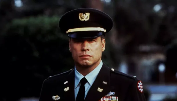 Proibido para cardíacos: mistério com John Travolta e Madeleine Stone te transforma em detetive, na Netflix