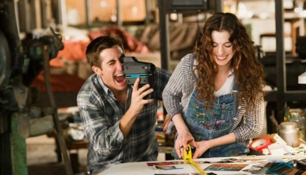 O romance com Anne Hathaway e Jake Gyllenhaal que vai salvar sua semana (e aquecer sua alma)