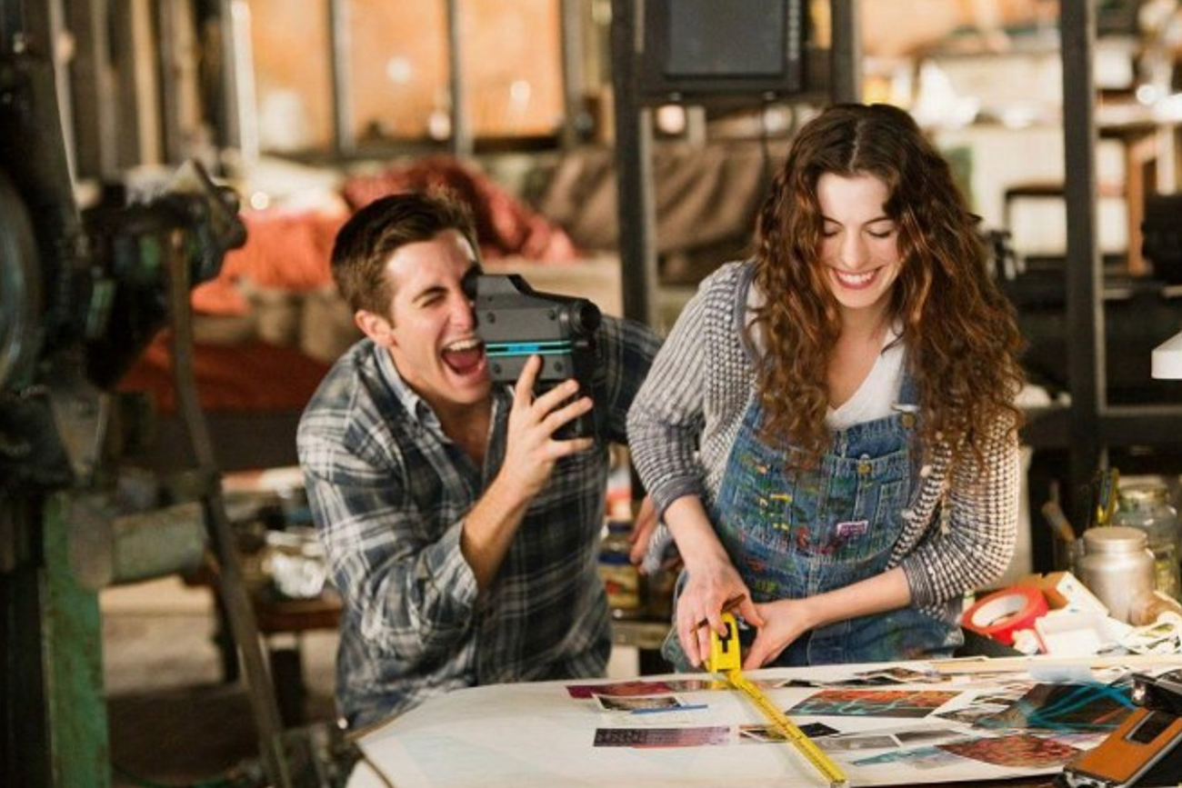 O romance com Anne Hathaway e Jake Gyllenhaal que vai salvar sua semana (e aquecer sua alma)