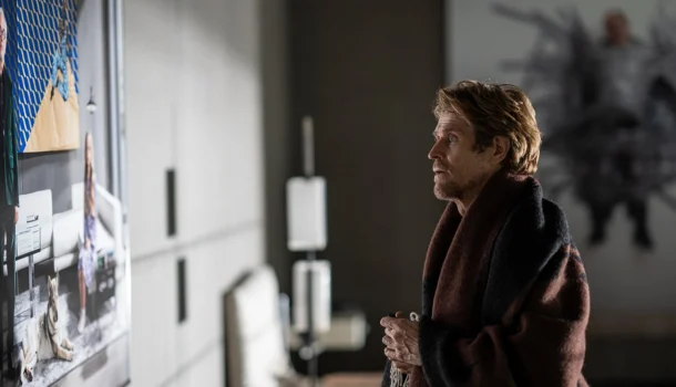Chegou agora na Netflix e já é um fenômeno global: o novo filme com Willem Dafoe que está entre os mais vistos do mundo