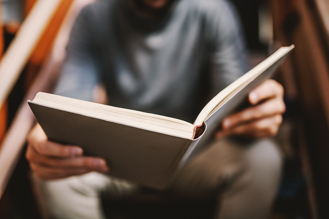 9 livros com histórias tão bizarras quanto geniais — e que são totalmente reais