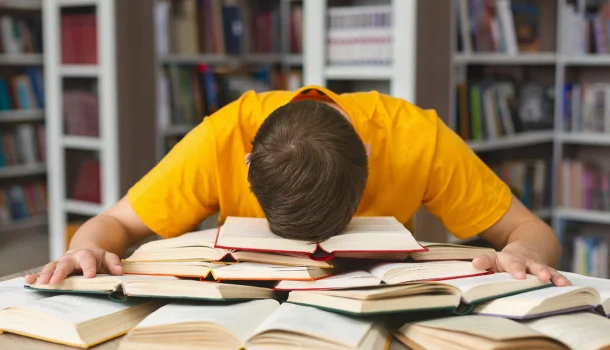 Estes 9 livros fazem todo mundo fingir que leu — mas os dados mostram que quase ninguém passou da página 50