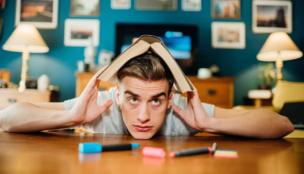 5 livros que acalmam o cérebro ansioso: a nova biblioterapia que virou refúgio emocional