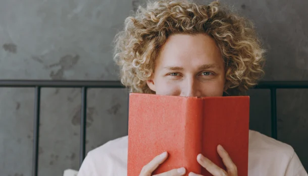 7 livros que você começa e termina no mesmo dia — e que ficam na cabeça por semanas