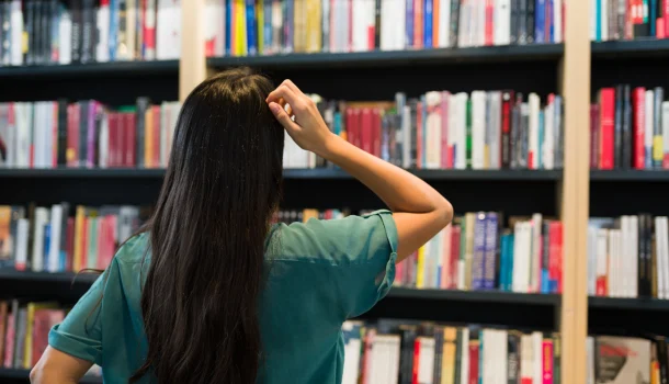 Os 10 livros mais vendidos no Brasil em 2025 (até agora) — quando ler muito não significa ler bem