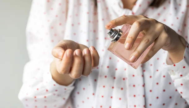 12 perfumes que combinam com o signo da sua mãe — e revelam o que há de mais íntimo nela