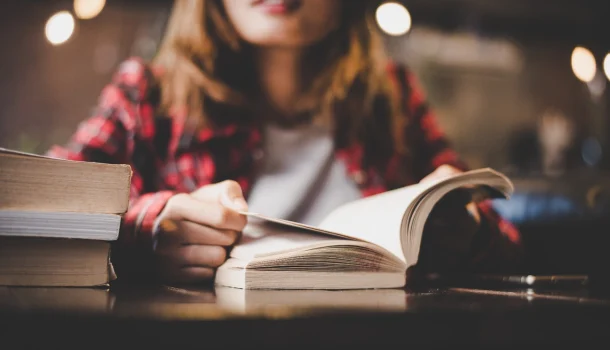 6 livros tão belos e brutais que você vai desejar nunca tê-los lido — e, ainda assim, desejar relê-los para sempre