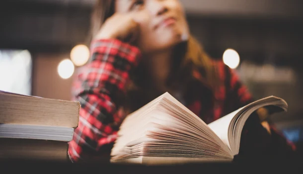 5 livros que a Universidade de Oxford reconhece como tão marcantes que você vai querer reler mais de uma vez