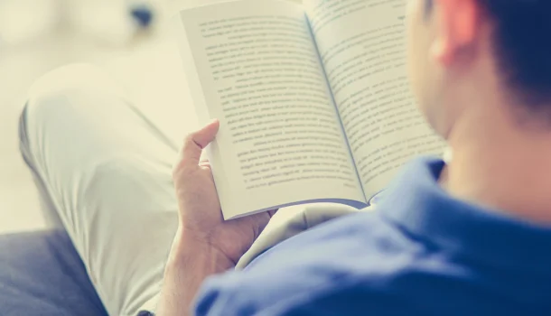 6 livros que parecem simples, mas escondem verdades que só se entende depois dos 30