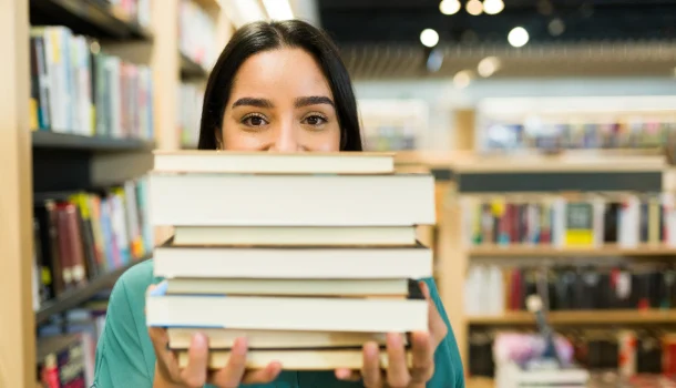 Os 10 livros de ficção mais vendidos no Brasil em abril de 2025