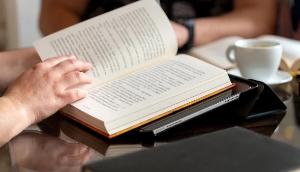 4 livros tão envolventes que você vai esquecer de checar o celular