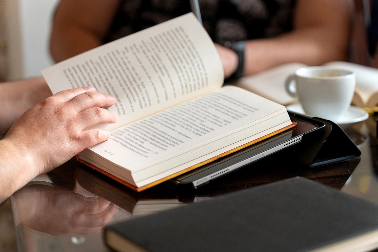 4 livros tão envolventes que você vai esquecer de checar o celular