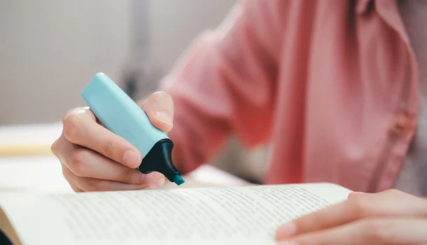 Leitores que sublinham livros vivem mais? A neurociência começa a revelar o que há por trás do hábito