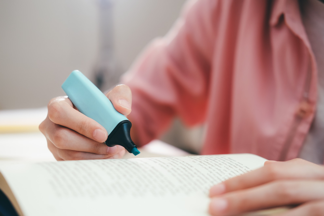 Leitores que sublinham livros vivem mais? A neurociência começa a revelar o que há por trás do hábito