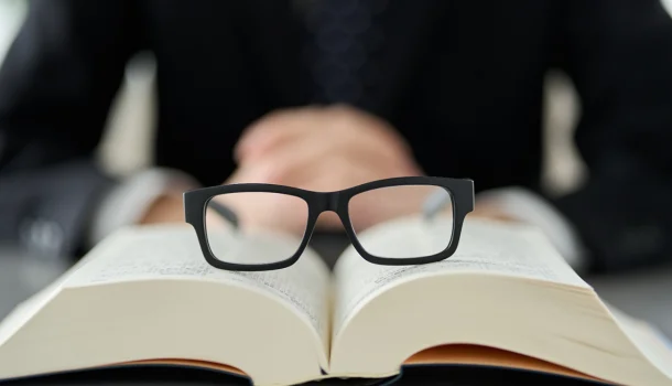 5 livros que intelectuais odeiam admitir que amam — mas leem às escondidas