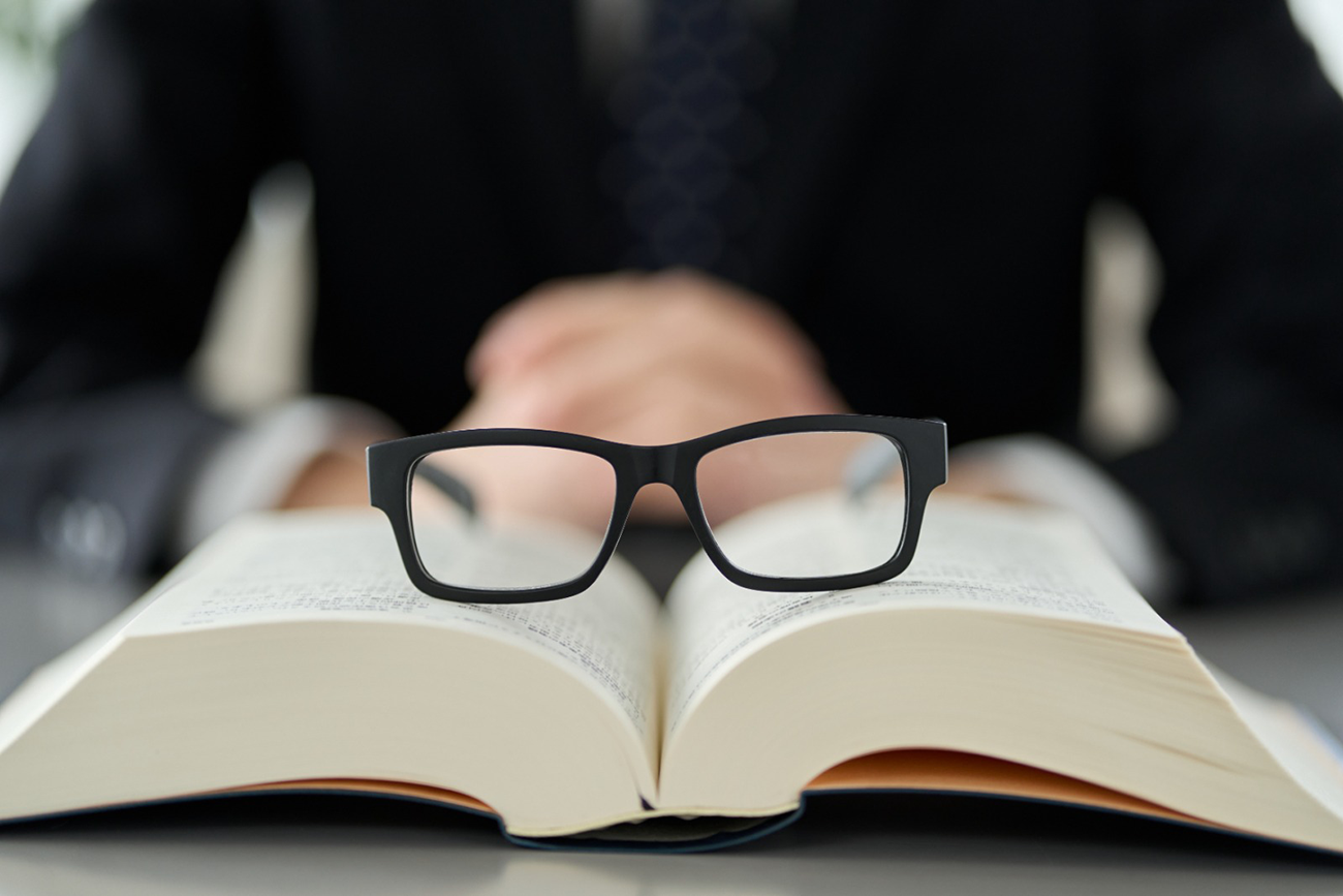 5 livros que intelectuais odeiam admitir que amam — mas leem às escondidas