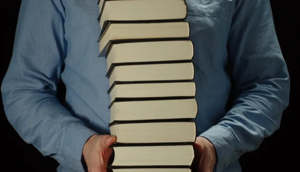 4 livros que deveriam vir com um aviso: mais de 200 páginas de enrolação