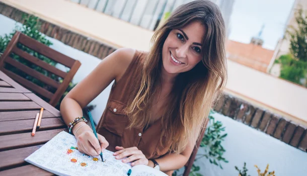Livros de colorir são o novo cigarro? A obsessão estética da geração Z que preocupa especialistas