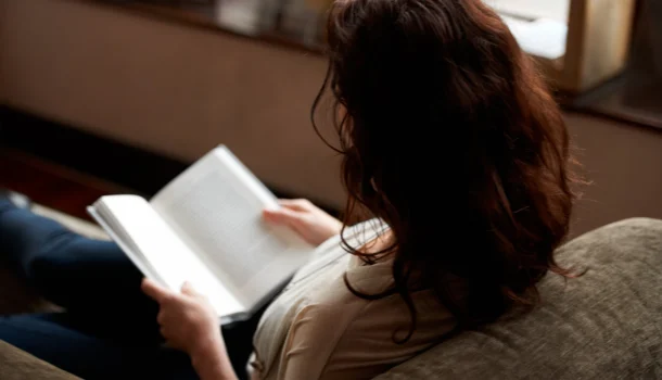 7 livros que parecem banais no começo — mas terminam como se te rasgassem por dentro
