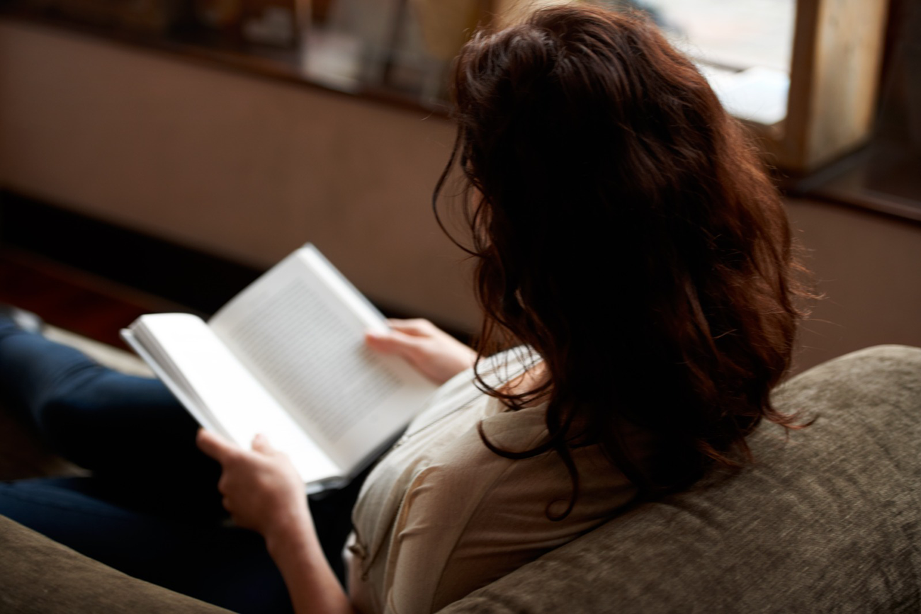 7 livros que parecem banais no começo — mas terminam como se te rasgassem por dentro