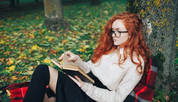 6 livros sobre solidão e autoconhecimento em que cada página lida é um espelho — e, às vezes, um abrigo