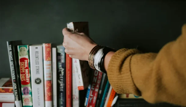 5 livros que prometem mudar sua vida — e só mudam a conta bancária do autor