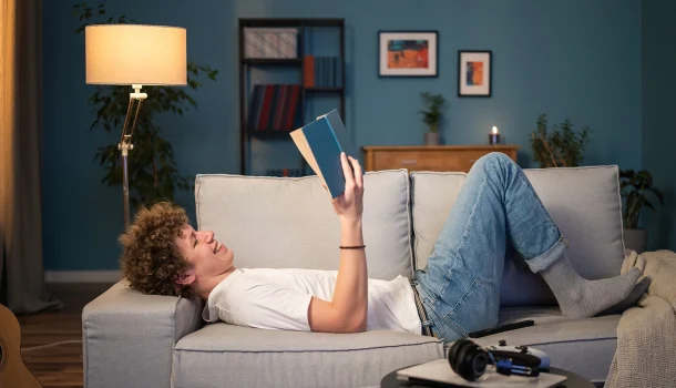 5 livros bem-humorados para não enlouquecer antes do fim de 2025