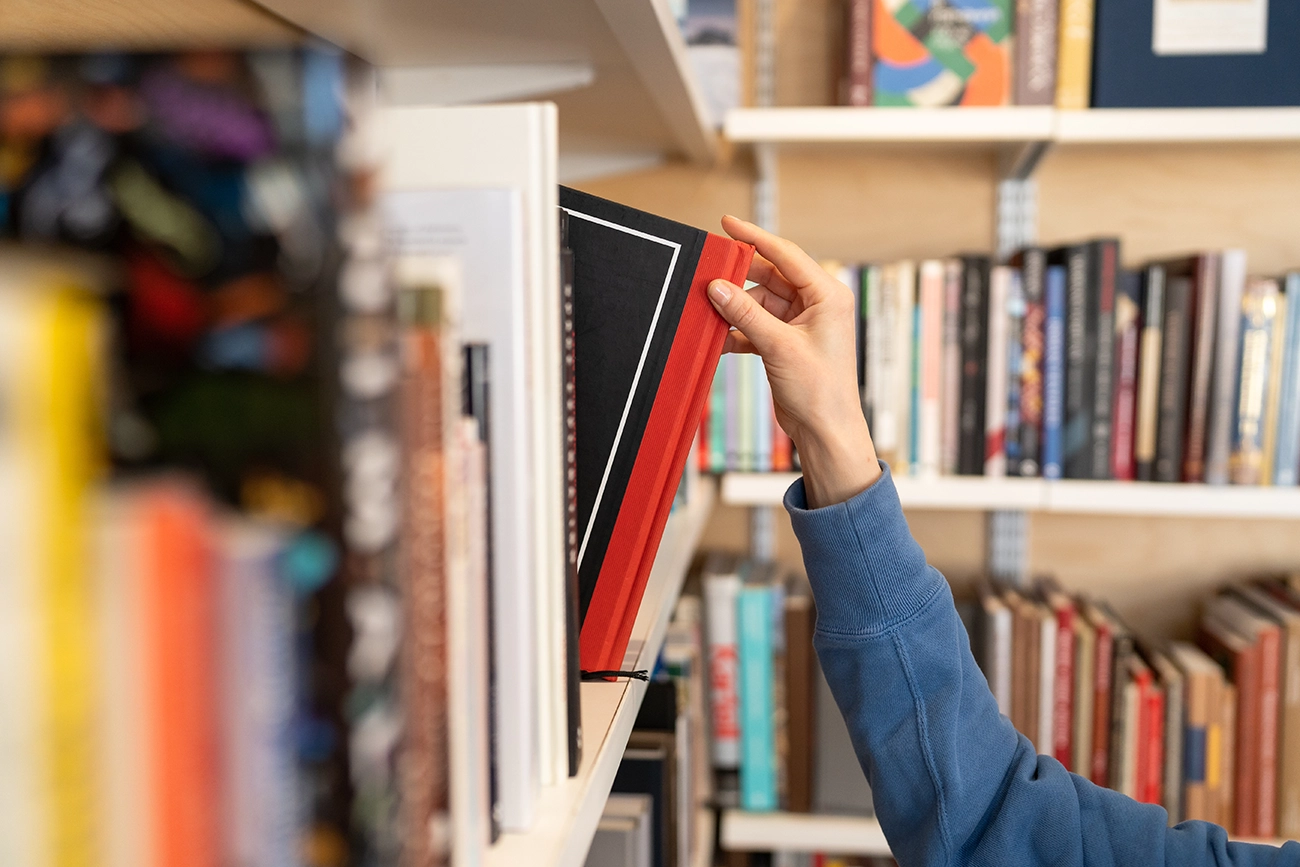 4 livros que você lê em silêncio — mas eles gritam por dentro o tempo todo