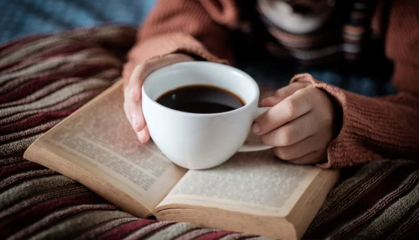 6 livros que todo mundo recomenda, mas quase ninguém realmente terminou — a metade lida já rende opinião