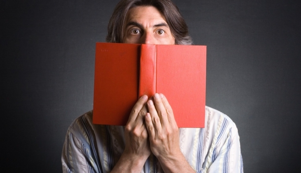 7 livros encontrados no quarto (ou em posse) de assassinos e serial killers famosos