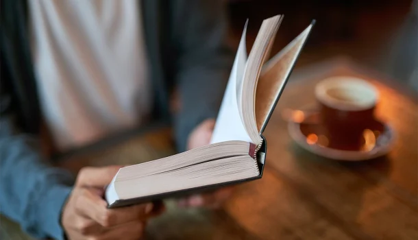 4 livros que só funcionam se você estiver bêbado ou recém-abandonado — a lucidez não entende certos parágrafos