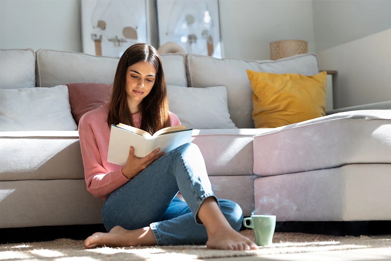 4 livros que te fazem fechar a última página em silêncio, como quem reza