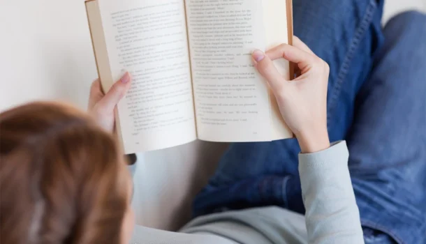 6 livros que são uma humilhação intelectual (e um prazer secreto)
