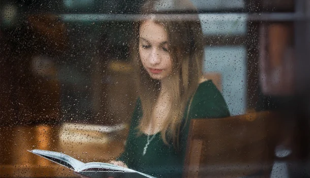 4 livros que começam como ficção e terminam como espelho