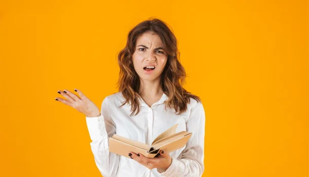 6 livros que seriam mais úteis se fossem usados pra apoiar mesa bamba