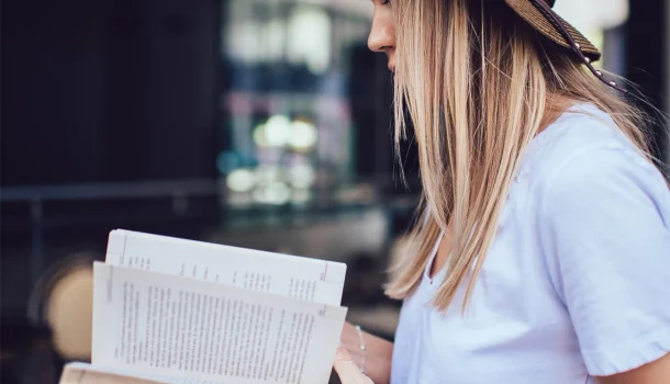 5 livros lançados há décadas que voltaram a ser uma febre inexplicável em 2025