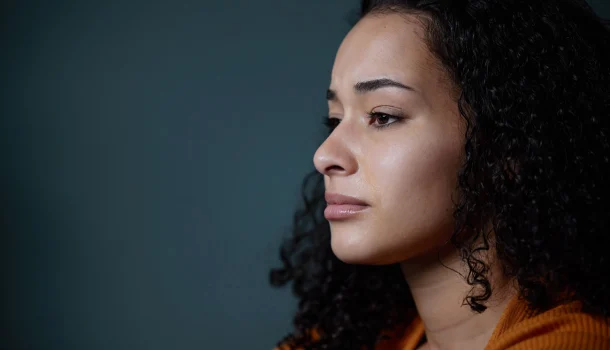 7 hábitos silenciosos que podem destruir sua saúde mental sem você perceber