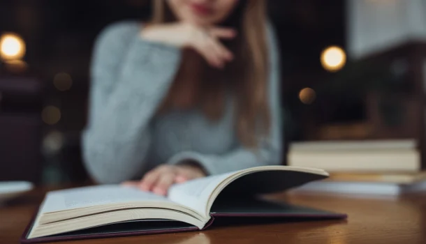 7 livros que são como perfumes raros: pouca gente conhece, mas quem conhece nunca esquece