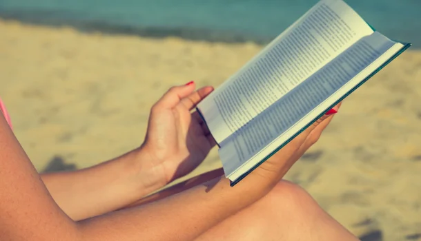 O livro que ficou no Top 1 de vendas por semanas e virou obsessão coletiva em 2025