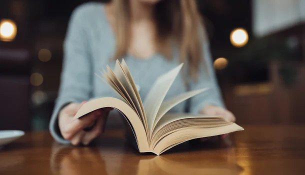 6 livros que mostram que a vida cabe inteira num instante de dúvida